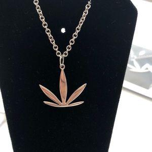 🆕 genifer M cannabis necklace